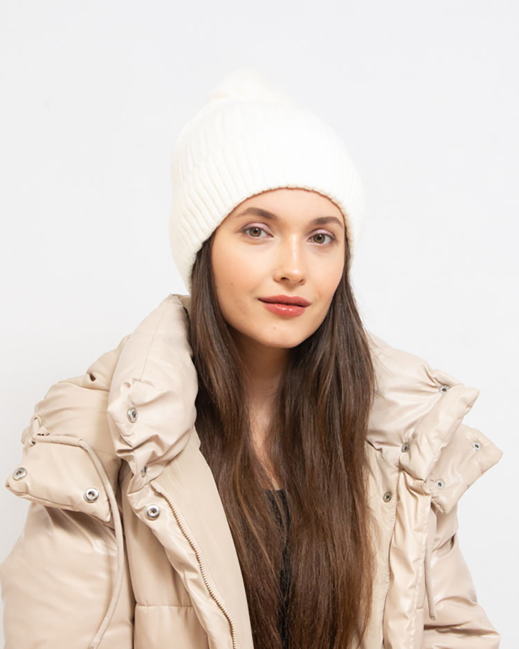 Royalfashion Biela dámska zateplená čiapka s bambulou