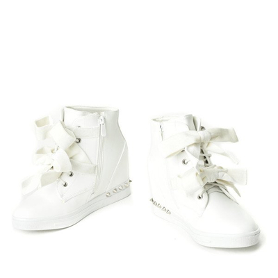 Białe sneakersy z ćwiekami Levi - Obuwie