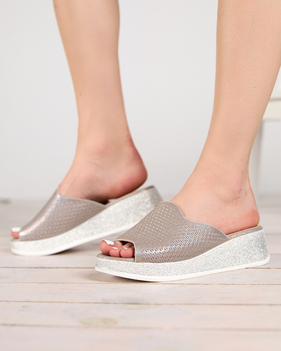 Svetlohnedé dámske ažúrové papuče na kline s brokátom Lekisa - Topánky