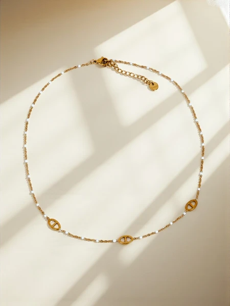 Ogrlica Aelia Maane – nežna verižica z biseri