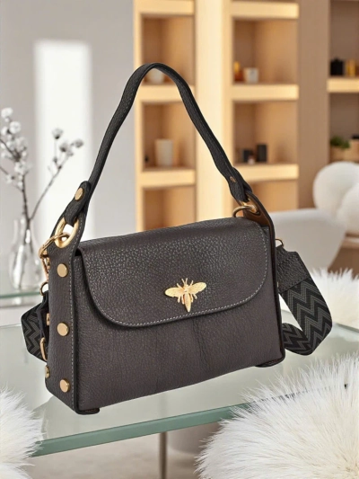 Ženska torbica Hera Nero iz eko usnja z okrasno čebelo – siva