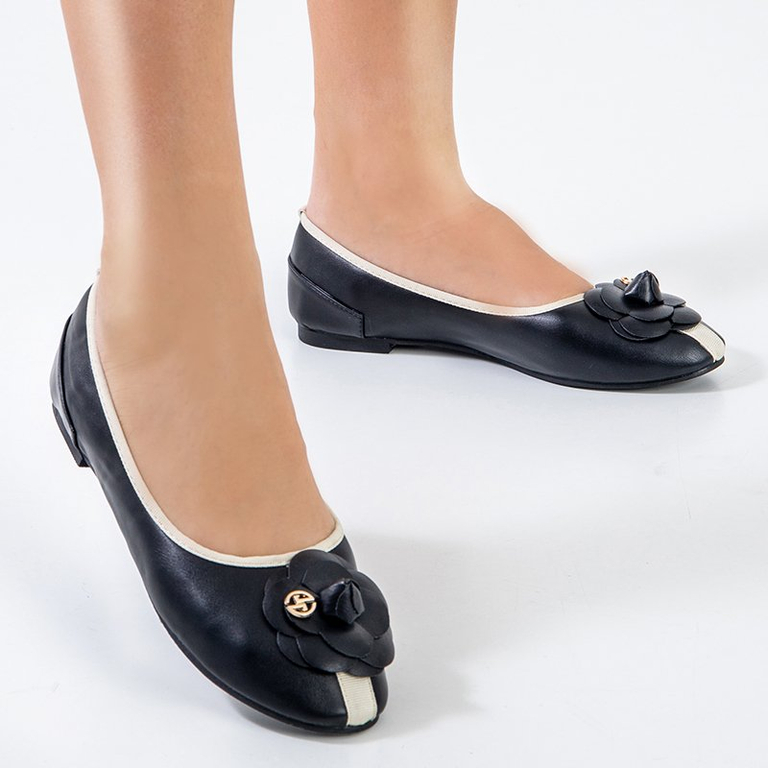 OUTLET Čierne dámske baleríny s kvetinou Fireni - Obuv