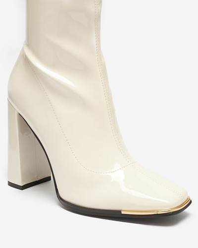 OUTLET Krémové dámske lakované čižmy na opätku Rekila - Obuv