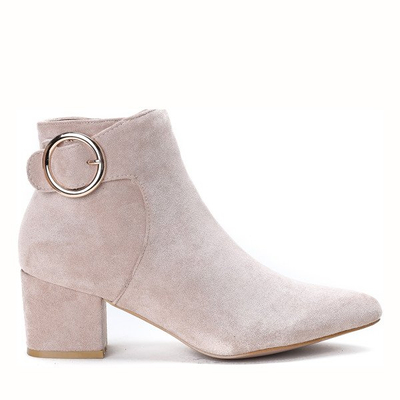 Beżowe botki na słupku z ozdobną klamrą Joelle- Obuwie