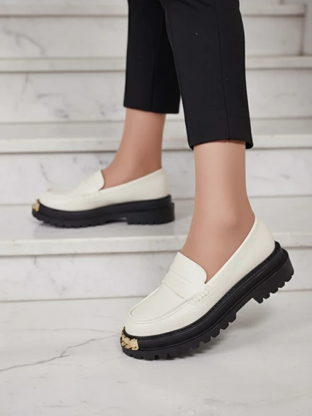 Ženski loaferji Aurelia bež barve na 5 cm platformi - stilski in udobni