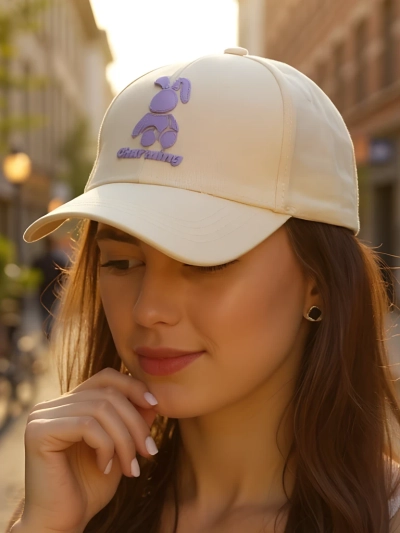 Royalfashion Čiapka s nášivkou žmurkajúceho zajaca