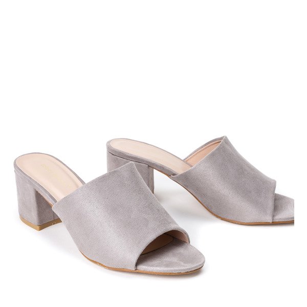 Szare klapki na niskim słupku Montana - Obuwie