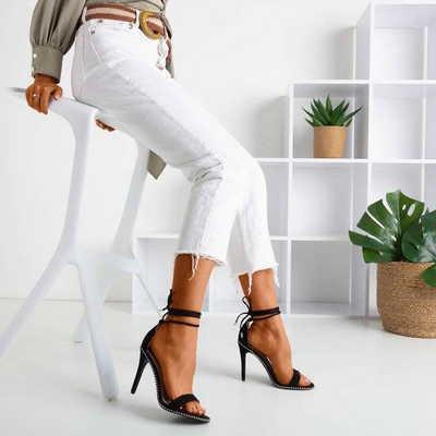 OUTLET Čierne viazané sandále na vyššom opätku Taya - Shoes