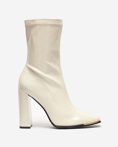 OUTLET Krémové dámske lakované čižmy na opätku Rekila - Obuv