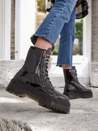 Dámske členkové topánky Fezolio od značky Royalfashion. Členkové topánky pre ženy workery sú výnimočná obuv, ktorá kombinuje štýl a pohodlie. Vyrobené z laku ekokože a vyplnené mäkkým kožušinou. Model so šnurovaním a zipsom. 87654321 <p>ŽENSKÉ TOPÁNKY ČLE