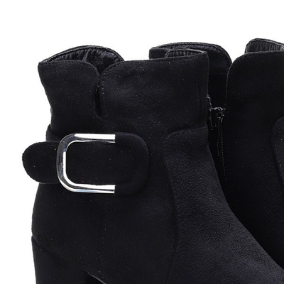 Czarne botki na wyższym słupku z ozdobną klamrą Polly - Obuwie