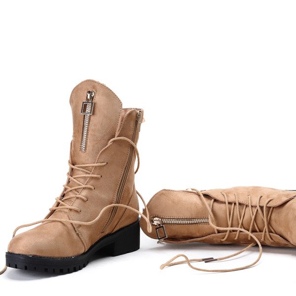 Jasnobrązowe workery z ćwiekami Mai- Obuwie