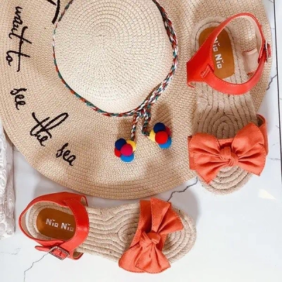 OUTLET Pomarańczowe sandały z kokardką Chicky - Obuwie