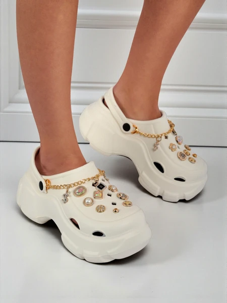 Sandali Caligae Aurelia Bianca z okraski chain v stilu glamour