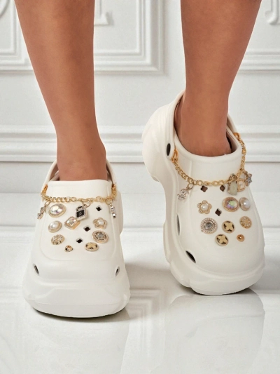 Sandali Caligae Aurelia Bianca z okraski chain v stilu glamour