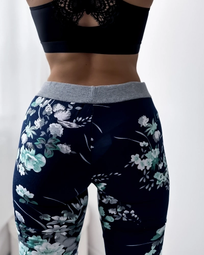 Dámske 3/4 tmavomodré kraťasy so zelenými kvetmi PLUS SIZE - Oblečenie