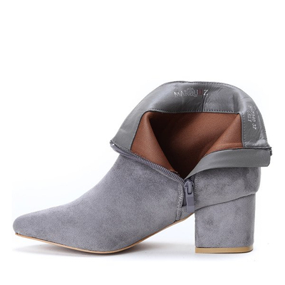 Szare botki na słupku z ozdobną klamrą Joelle- Obuwie