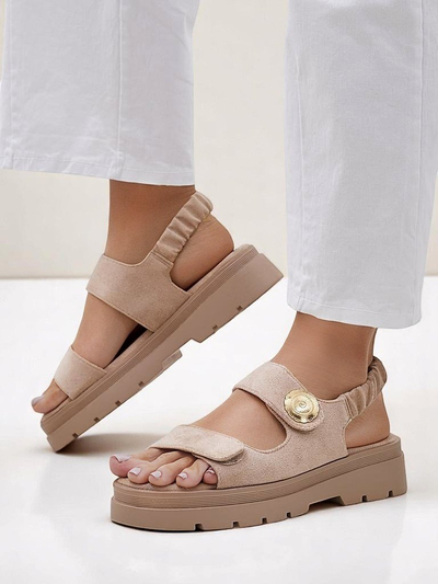 Ženski bež sandali Royalfashion Callista na platformi iz semiša
