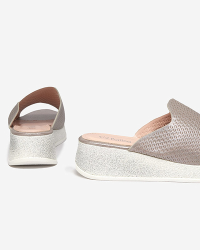 Svetlohnedé dámske ažúrové papuče na kline s brokátom Lekisa - Topánky