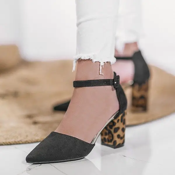 OUTLET Čierne lodičky na stĺpiku s leopardím podpätkom Simonea - Topánky