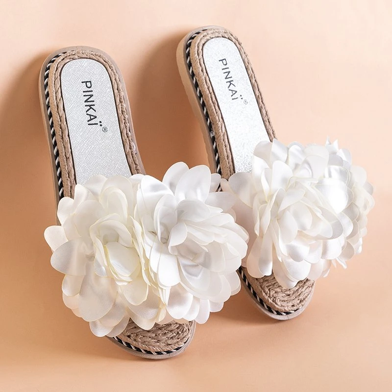 OUTLET Biele dámske papuče z ekokože s kvetmi Etain - Obuv