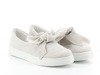 Białe sportowe buty wiązane wstążką - Obuwie