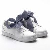 Białe, sportowe buty z kokardą Alice - Obuwie