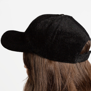 Čierna kožušinová čiapka so šiltom - Caps
