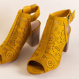 Horčičné dámske prelamované sandále na botníku Jasmines