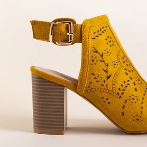 Horčičné dámske prelamované sandále na botníku Jasmines