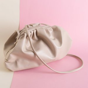 Krémovo zvlnená kabelka cez rameno pre ženy - kabelky