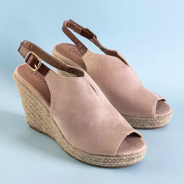 OUTLET Béžové dámske sandále na klinovom podpätku Clowse - topánky