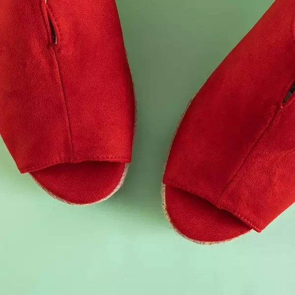 OUTLET Červené dámske klinové sandále Clowse - topánky
