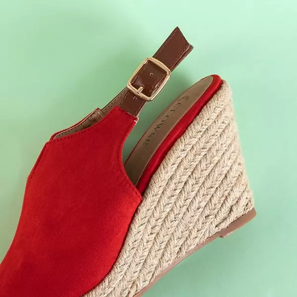 OUTLET Červené dámske klinové sandále Clowse - topánky