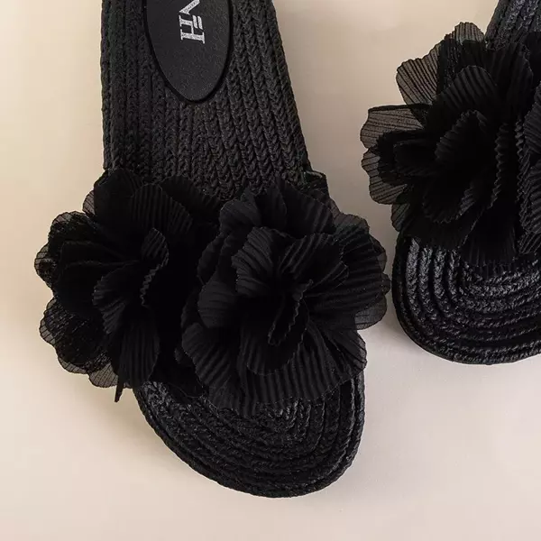 OUTLET Čierne dámske papuče s kvetmi Pamelina - Obuv