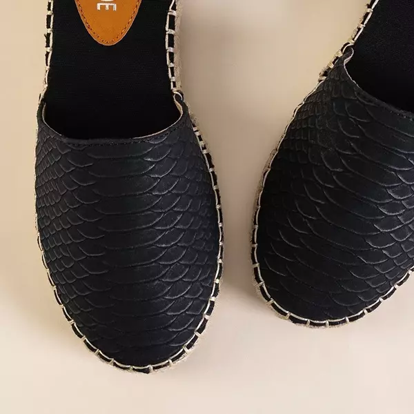 OUTLET Čierne dámske sandále so vzorom zvieratiek Domiel - Obuv