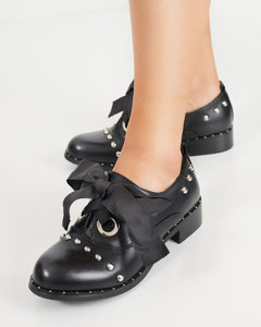 OUTLET Čierne dámske topánky s ozdobnými tryskami Finorie - Obuv