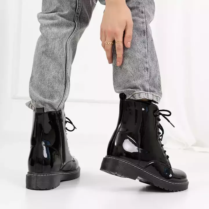 OUTLET Čierne lakované čižmy od Hanis - Footwear
