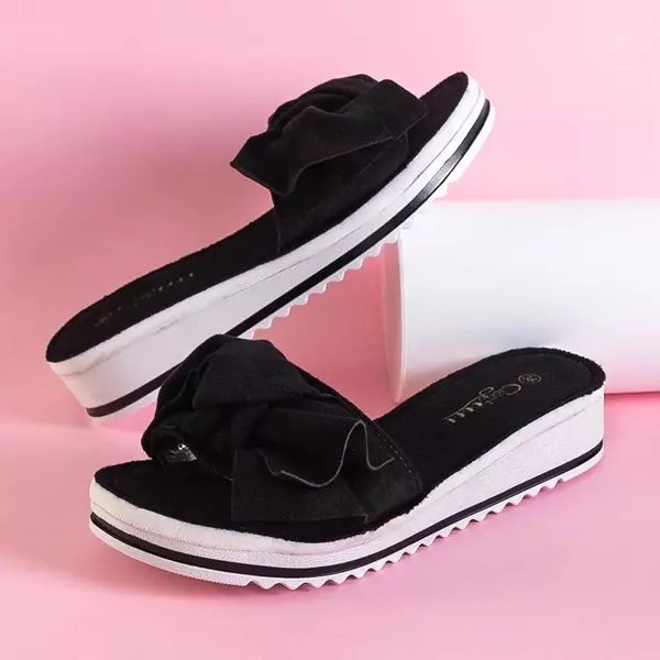 OUTLET Dámske čierne papuče na nízkom klinovom podpätku s mašličkou od firmy Nelesa - Footwear