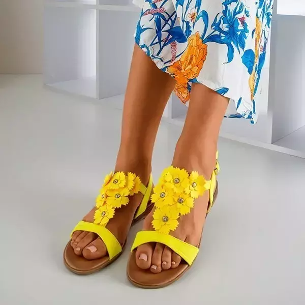 OUTLET Neónové žlté dámske sandále s kvetmi Madlen - Obuv