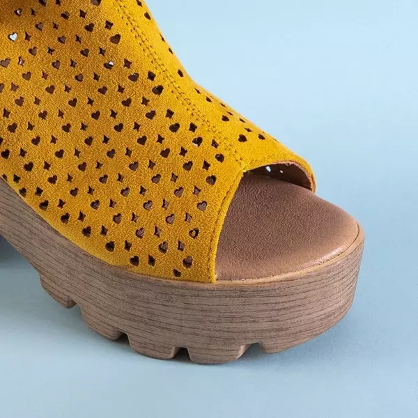 OUTLET Žlté dámske prelamované sandále na postave Noris