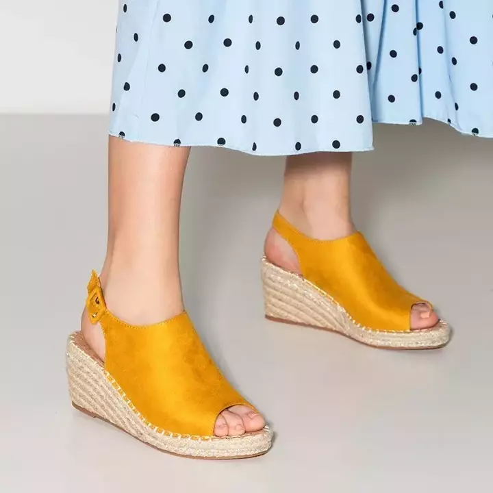 OUTLET Žlté dámske sandále na kline Lorala - Topánky