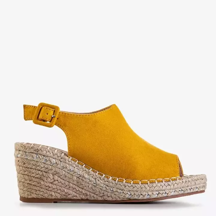 OUTLET Žlté dámske sandále na kline Lorala - Topánky