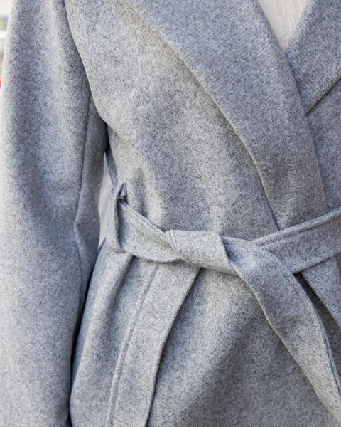 Svetlosivý dlhý dámsky kabát s opaskom - Oblečenie
