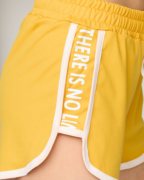 Žlté dámske krátke šortky s nápismi na bokoch - Oblečenie